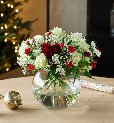 Fairtrade rosebukett i hvitt og rødt Fairtrade rosebukett i hvitt og rødt